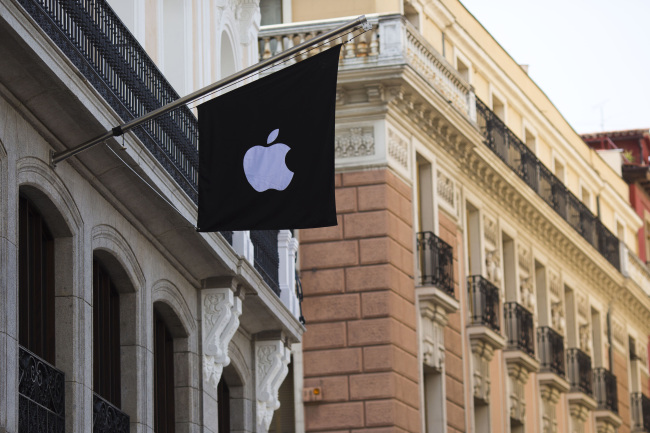 Apple’s flag at a Spanish flagship store   Bloomberg