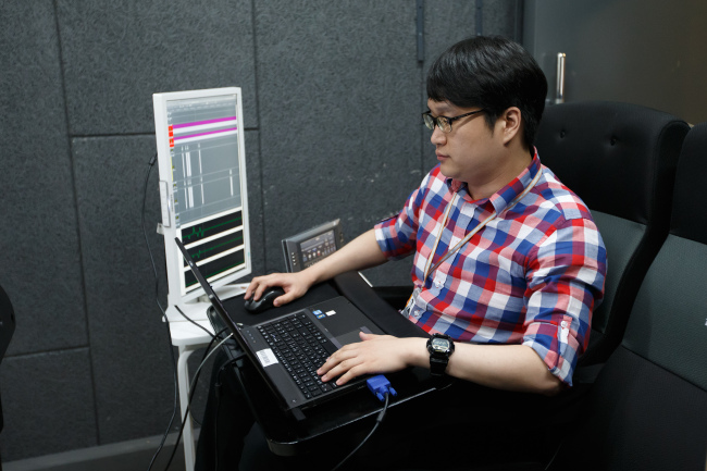 Leonard Lee, a 4-DX editor, designs environmental effects such as motion, scents, mist and wind using computers. CJ 4DPLEX