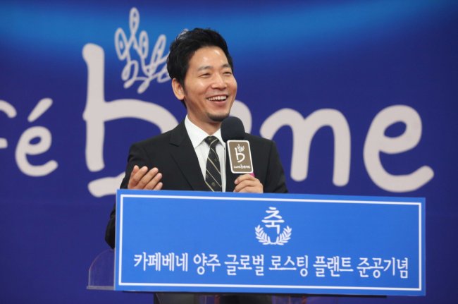Caffe Bene CEO Kim Sun-kwon on Thursday speaks during a press conference celebrating the completion of the franchise’s new roasting plant in Yangju, Gyeonggi Province.   Caffe Bene