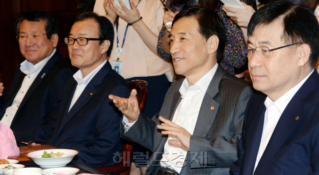 이주열 한국은행 총재가 18일 오전시중 은행장들이 참석한  서울 중구 남대문로 한국은행에서 열린 금융협의회에서 인사하고 있다. 이자리에서 그는 "최경환 경제부총리가 기준금리는 금융통화위원회의 결정 사항이라는 생각을 그대로 유지하고 있으리라 생각한다"고 말했다.<br /> 박현구 기자phko@heraldm.com/2014.07.18
이주열 한국은행 총재가 18일 오전시중 은행장들이 참석한  서울 중구 남대문로 한국은행에서 열린 금융협의회에서 인사하고 있다. 이자리에서 그는 "최경환 경제부총리가 기준금리는 금융통화위원회의 결정 사항이라는 생각을 그대로 유지하고 있으리라 생각한다"고 말했다.
박현구 기자phko@heraldm.com/2014.07.18