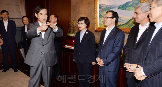 이주열 한국은행 총재가 18일 오전시중 은행장들이 참석한  서울 중구 남대문로 한국은행에서 열린 금융협의회에서 이야기  하고 있다. 이자리에서 그는 "최경환 경제부총리가 기준금리는 금융통화위원회의 결정 사항이라는 생각을 그대로 유지하고 있으리라 생각한다"고 말했다.<br /> 박현구 기자phko@heraldm.com/2014.07.18
이주열 한국은행 총재가 18일 오전시중 은행장들이 참석한  서울 중구 남대문로 한국은행에서 열린 금융협의회에서 이야기  하고 있다. 이자리에서 그는 "최경환 경제부총리가 기준금리는 금융통화위원회의 결정 사항이라는 생각을 그대로 유지하고 있으리라 생각한다"고 말했다.
박현구 기자phko@heraldm.com/2014.07.18