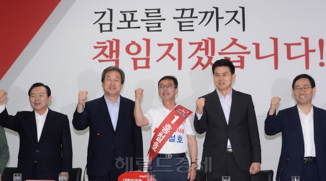 김무성 새누리당대표가 18일 오전 경기도 김포  홍철호후보 선거사무소에서 열린 최고위원회의에서  홍철호후보 선거 승리를 다짐하는 파이팅을 외치고 있다.이길동기자.gdlee@heraldcorp.com
김무성 새누리당대표가 18일 오전 경기도 김포  홍철호후보 선거사무소에서 열린 최고위원회의에서  홍철호후보 선거 승리를 다짐하는 파이팅을 외치고 있다.이길동기자.gdlee@heraldcorp.com
김포로 간 여야 지도부