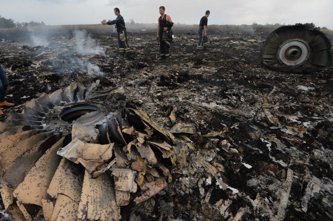 <YONHAP PHOTO-0159> (140718) -- MOSCOW, July 18, 2014 (Xinhua) -- Photo taken on July 17, 2014 shows the debris at the crash site of a passenger plane near the village of Grabovo, Ukraine. A Malaysian flight crashed Thursday in eastern Ukraine near the Russian border, with all the 280 passengers and 15 crew members on board reportedly having been killed. (Xinhua/RIA Novosti)/2014-07-18 06:00:17/ <저작권자 ⓒ 1980-2014 ㈜연합뉴스. 무단 전재 재배포 금지.>
Debris at the plane crash site in Grabovo, Ukraine   Xinhua-Yonhap
