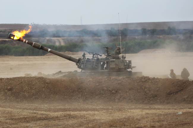 Israeli soldiers of the 155 mm artillery canons unit fire toward the Gaza Strip from their position near Israel’s border with the coastal Palestinian enclave Saturday.   AFP-Yonhap