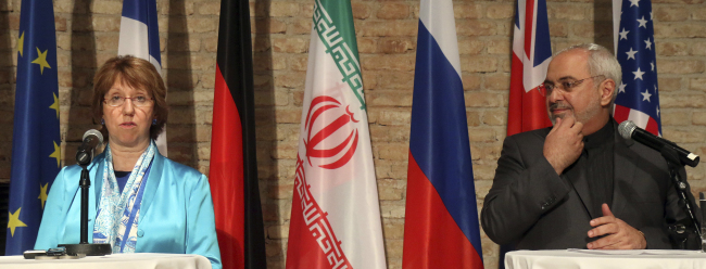European foreign policy chief Catherine Ashton (left) and Iranian Foreign Minister Mohammad Javad Zarif address the media after closed-door nuclear talks in Vienna on Saturday.   AP-Yonhap
