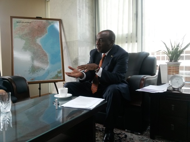 Kenyan Ambassador to South Korea Ngovi Kitau speaks during a small press gathering at his office in Seoul on Monday.   Philip Iglauer/The Korea Herald