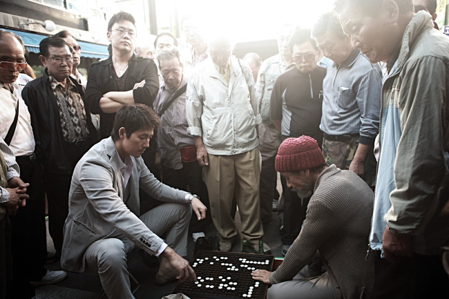 A scene from “The Divine Move.”   Showbox