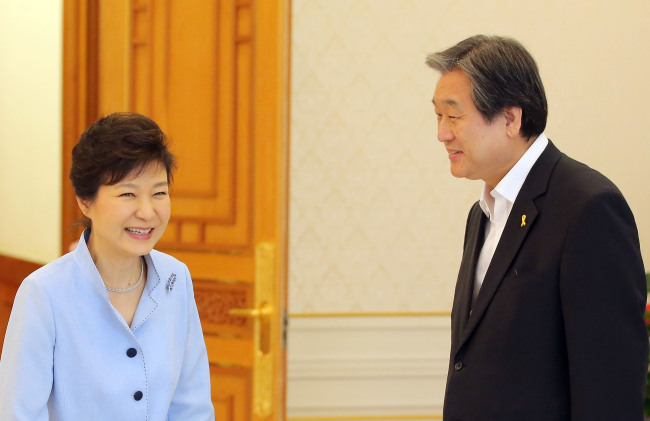 President Park Geun-hye greets Rep. Kim Moo-sung, the newly elected leader of the Saenuri Party, before her luncheon meeting with the ruling party’s leadership at Cheong Wa Dae last week.   Yonhap
