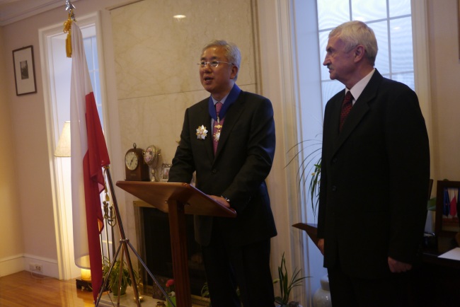 Former South Korean Ambassador to Poland Peak Young-sun (left) speaks at a reception at which he received the Commander’s Cross with Star of the Order of Merit from Polish Ambassador to South Korea Krzysztof Ignacy Majka (right) at Majka’s residence in Seoul on July 11. (Polish Embassy)