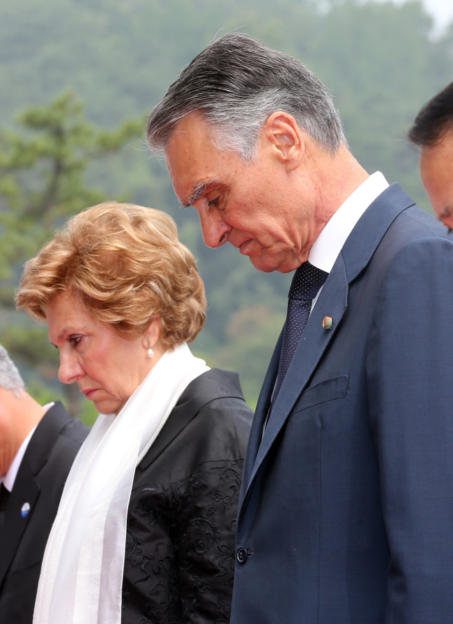 Portuguese President Anibal Cavaco Silva (right) pays his respects at
Seoul National Cemetery on Sunday. Yonhap
