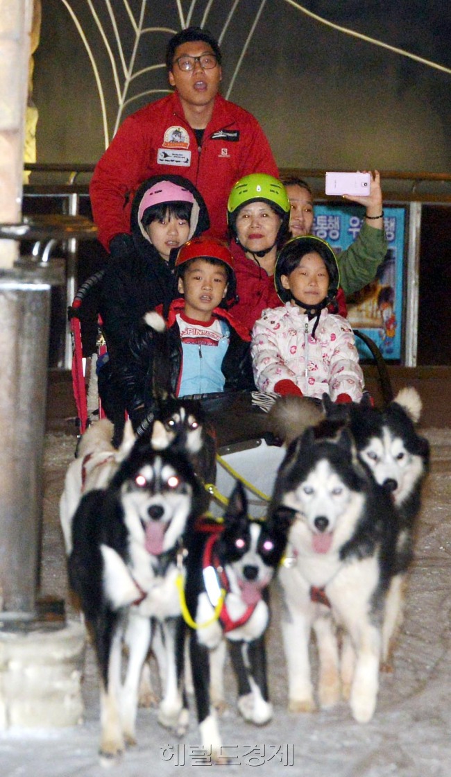 전국 곳곳에 폭염특보가 내려진 20일 경기도 고양시 일산서구 원마운트 스노우파크에서 시민들이 개썰매를 타며 더위를 잊고 있다. '스노우파크'는 365일 눈이 내리고 얼음썰매 ,개썰매 등을 탈 수 있는 겨울 콘셉트의 테마파크로 한 여름 중에도 겨울추억을 만들 수 있다.<br />김명섭 기자 msiron@heraldcorp.com
전국 곳곳에 폭염특보가 내려진 20일 경기도 고양시 일산서구 원마운트 스노우파크에서 시민들이 개썰매를 타며 더위를 잊고 있다. '스노우파크'는 365일 눈이 내리고 얼음썰매 ,개썰매 등을 탈 수 있는 겨울 콘셉트의 테마파크로 한 여름 중에도 겨울추억을 만들 수 있다.
김명섭 기자 msiron@heraldcorp.com
전국 곳곳에 폭염특보가 내려진 20일 경기도 고양시 일산서구 원마운트 스노우파크에서 시민들이 개썰매를 타며 더위를 잊고 있다. '스노우파크'는 365일 눈이 내리고 얼음썰매 ,개썰매 등을 탈 수 있는 겨울 콘셉트의 테마파크로 한 여름 중에도 겨울추억을 만들 수 있다.
김명섭 기자 msiron@heraldcorp.com