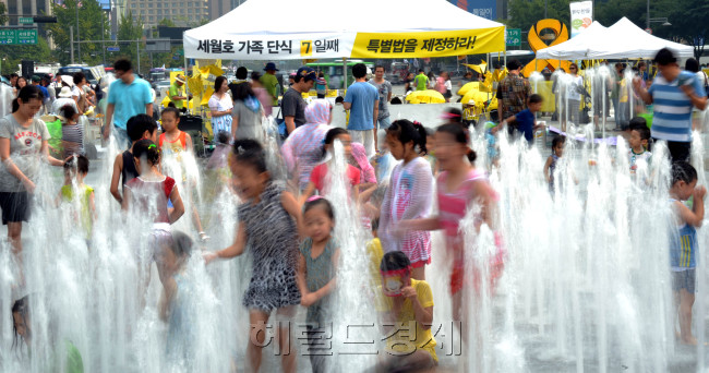세월호 참사 100일을 앞두고 서울 광화문 광장에서 유가족들이 단식을 하며 특별법제정을 요구하고 있다. 하지만 뒷편으로는 분수대에서 가족들이 폭염의 더위를 식히느라 물놀이를 하고 있다. 희생자 가족들은 아이들이 얼마나 그리울까..<br />김명섭 기자 msiron@heraldcorp.com
세월호 참사 100일을 앞두고 서울 광화문 광장에서 유가족들이 단식을 하며 특별법제정을 요구하고 있다. 하지만 뒷편으로는 분수대에서 가족들이 폭염의 더위를 식히느라 물놀이를 하고 있다. 희생자 가족들은 아이들이 얼마나 그리울까..
김명섭 기자 msiron@heraldcorp.com
세월호 참사 100일을 앞두고 서울 광화문 광장에서 유가족들이 단식을 하며 특별법제정을 요구하고 있다. 하지만 뒷편으로는 분수대에서 가족들이 폭염의 더위를 식히느라 물놀이를 하고 있다. 희생자 가족들은 아이들이 얼마나 그리울까..
김명섭 기자 msiron@heraldcorp.com
전 국민을 비통과 충격에 빠뜨렸던 세월호 침몰 참사가 어느 덧 사건발생 100일을 앞두고 있다. 아직도 수습되지 못한 실종자가 있는 가운데 생존자, 유가족 모두 감당키 힘든 트라우마를 안은 채 지내고 있으며, 유가족들은 서울 광화문 광장에서 단식을 하며 특별법제정을 요구하고 있다. 사람들의 뇌리에서 세월호가 잊혀질까 하는 두려움도 존재한다. 일상은 당연히 계속돼야 한다. 다만 그 교훈은 기억돼야 한다. 단식시위가 이뤄지고 있는 광화문 분수대 인근에서 주말을 맞아 부모와 함께 나온 아이들이 동심에 젖어 물놀이를 하고 있는 모습에서 우리 아이들의 안전 제일과 세월호의 과제가 읽혀진다.  김명섭 기자/msiron@heraldcorp.com