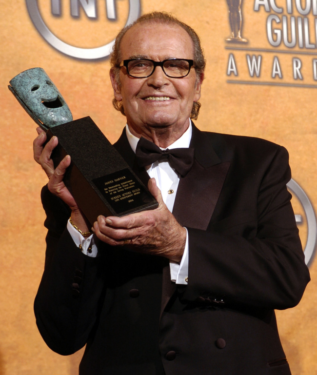 James Garner holds the 41st annual life achievement award backstage at the 11th annual Screen Actors Guild Awards on Feb. 5, 2005.   AP-Yonhap
