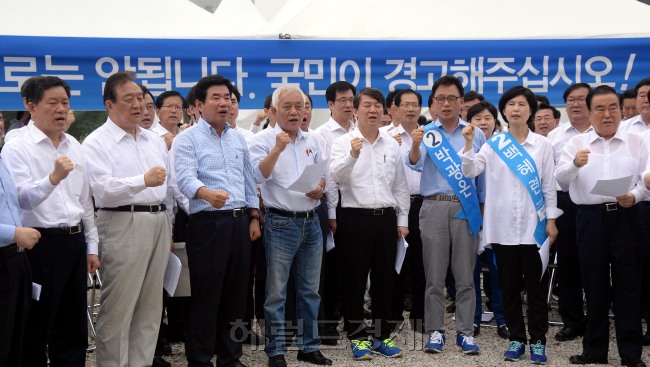 김한길.안철수 새정치민주연합공동대표가 21일 오전 경기도 수원 영통 7.30 재보선  정당선거사무소에서 열린 선거승리를 위한 대국민 호소대회에서 선거 승리를 다짐하는 구호를 외치고 있다.이길동기자.gdlee@heraldcorp.com
김한길.안철수 새정치민주연합공동대표가 21일 오전 경기도 수원 영통 7.30 재보선  정당선거사무소에서 열린 선거승리를 위한 대국민 호소대회에서 선거 승리를 다짐하는 구호를 외치고 있다.이길동기자.gdlee@heraldcorp.com