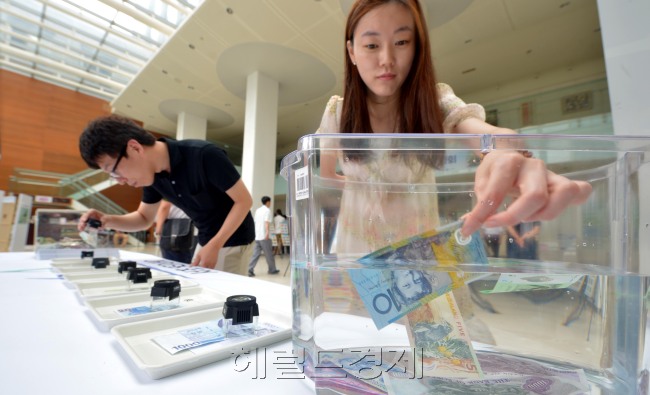 서초구는 21일 오전 구청 로비에서 제5회 세계화폐전시회를 열어 시민들이 전 세계 화폐를 관람하고 있다. 이전 전시는 인천아시안게임 테마전시 등 세계 130여개국 1,300여점의 화폐가 전시됐고 물에 젖지않는 지폐도 만져보고 확대경으로 위조지폐도 감별 하는 등 다양한 체험 행사도 할 수 있다.<br />김명섭 기자 msiron@heraldcorp.com
서초구는 21일 오전 구청 로비에서 제5회 세계화폐전시회를 열어 시민들이 전 세계 화폐를 관람하고 있다. 이전 전시는 인천아시안게임 테마전시 등 세계 130여개국 1,300여점의 화폐가 전시됐고 물에 젖지않는 지폐도 만져보고 확대경으로 위조지폐도 감별 하는 등 다양한 체험 행사도 할 수 있다.
김명섭 기자 msiron@heraldcorp.com