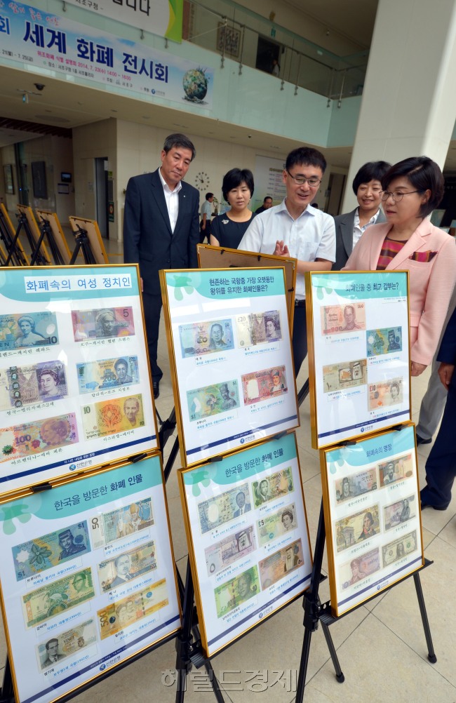 서초구는 21일 오전 구청 로비에서 제5회 세계화폐전시회를 열어 조은희 구청장과 시민들이 전 세계 화폐를 관람하고 있다. 이전 전시는 인천아시안게임 테마전시 등 세계 130여개국 1,300여점의 화폐가 전시됐고 물에 젖지않는 지폐도 만져보고 확대경으로 위조지폐도 감별 하는 등 다양한 체험 행사도 할 수 있다.<br />김명섭 기자 msiron@heraldcorp.com
서초구는 21일 오전 구청 로비에서 제5회 세계화폐전시회를 열어 조은희 구청장과 시민들이 전 세계 화폐를 관람하고 있다. 이전 전시는 인천아시안게임 테마전시 등 세계 130여개국 1,300여점의 화폐가 전시됐고 물에 젖지않는 지폐도 만져보고 확대경으로 위조지폐도 감별 하는 등 다양한 체험 행사도 할 수 있다.
김명섭 기자 msiron@heraldcorp.com
