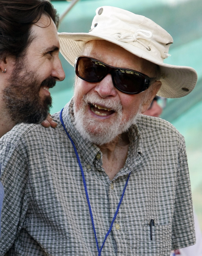 Pete Seeger (right) talks backstage with his grandson Tao Rodriguez-Seeger at the Newport Folk Festival in Newport, Rhode Island, July 31, 2011.   AP-Yonhap