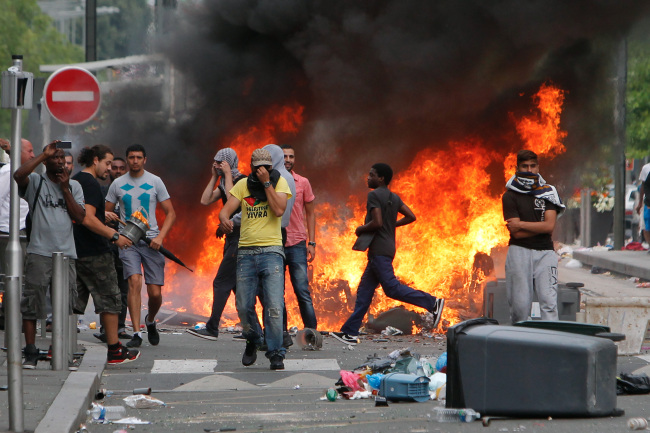 Rioters face riot police, following a pro-Palestinian demonstration, in Sarcelles, north of Paris, Sunday.   AP-Yonhap