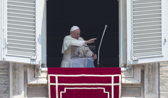 Pope Francis waves as he arrives to deliver the Angelus prayer from the studio window overlooking St. Peter’s Square at the Vatican on Sunday.    AP-Yonhap