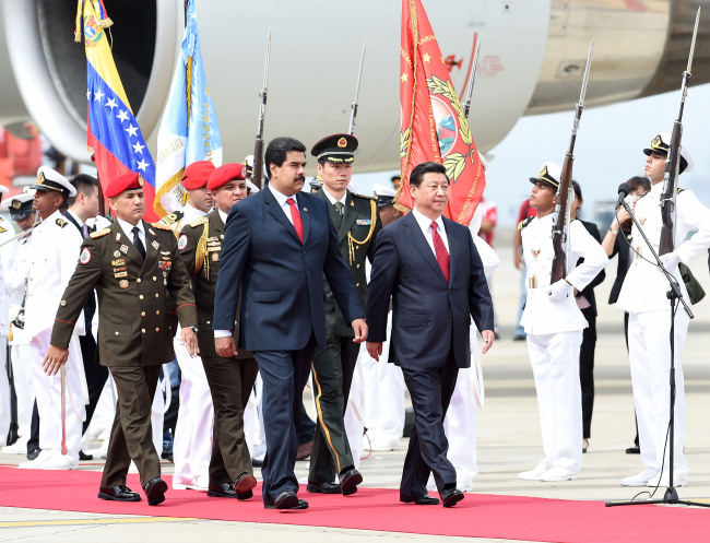 Chinese President Xi Jinping is welcomed by his Venezuelan counterpart Nicolas Maduro (left) in Caracas, Venezuela, Sunday.    Xinhua-Yonhap