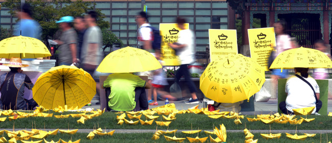 Family members of the victims killed in the April ferry disaster continue their hunger strike in downtown Seoul. The bereaved families have been protesting the National Assembly’s failure to pass the so-called special Sewol bill.   Kim Myung-sub/The Korea Herald