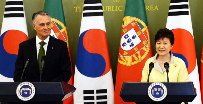 President Park Geun-hye speaks at a joint press conference held after a summit talk with her Portuguese counterpart, Anibal Cavaco Silva, at Cheong Wa Dae on Monday.   Park Hyun-koo/The Korea Herald