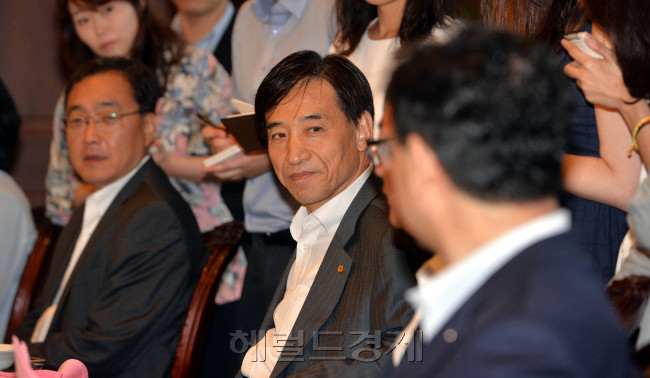 이주열 한국은행 총재가 22일 서울 중구 한국은행 본관에서 열린 경제동향간담회에서 기자들의 질문에 답변을 하고 있다.<br />이상섭 기자. babtong@heraldcorp.com
이주열 한국은행 총재가 22일 서울 중구 한국은행 본관에서 열린 경제동향간담회에서 기자들의 질문에 답변을 하고 있다.
이상섭 기자. babtong@heraldcorp.com