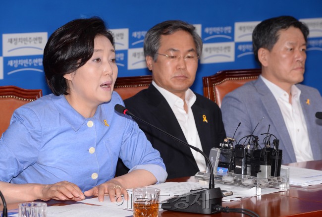 박영선 새정치민주연합 원내대표가 22일 오전 국회에서 열린 원내대책회의에서 모두발언을 하고 있다.이길동기자.gdlee@heraldcorp.com
박영선 새정치민주연합 원내대표가 22일 오전 국회에서 열린 원내대책회의에서 모두발언을 하고 있다.이길동기자.gdlee@heraldcorp.com
박영선 새정치민주연합 원내대표가 22일 오전 국회에서 열린 원내대책회의에서 모두발언을 하고 있다.이길동기자.gdlee@heraldcorp.com