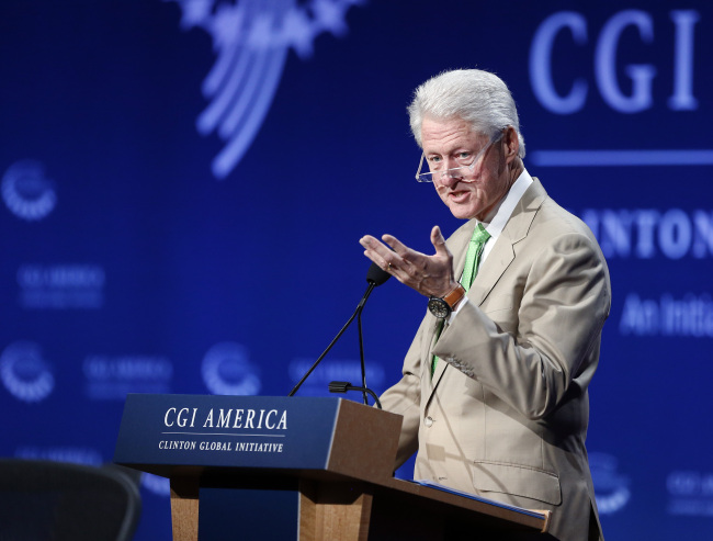 <YONHAP PHOTO-0206> FILE - In this June 25, 2014 file photo, former President Bill Clinton speaks during the closing session on the final day of the annual gathering of the Clinton Global Initiative America, at the Sheraton Downtown, in Denver. Clinton’s advisers carefully considered how to explain the president’s military action against Iraq in 1998 as the House of Representatives was debating Clinton’s impeachment, according to records from the Clinton White House that were released Friday, July 18, 2014. The documents also touch upon Osama bin Laden, consideration of military action in Haiti in 1994 and preparationsfor Supreme Court nomination hearings. (AP Photo/Brennan Linsley)/2014-07-19 07:54:28/ <저작권자 ⓒ 1980-2014 ㈜연합뉴스. 무단 전재 재배포 금지.>
Bill Clinton   AP-Yonhap