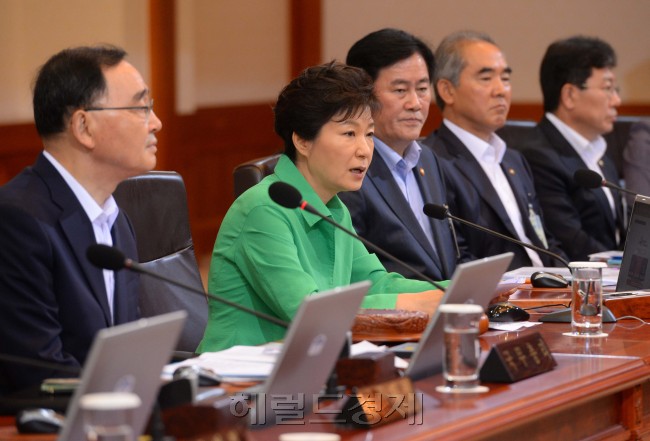22일 오전 청와대 세종실에서 열린 국무회의에서 박근혜대통령이 모두발언을 하고 있다. 오늘 열린 국무회의는  2기 내각 출범 이후 대통령 주재로 처음 열리는 회의다./2014 0722 청와대/<br />박현구 기자/PHKO@
22일 오전 청와대 세종실에서 열린 국무회의에서 박근혜대통령이 모두발언을 하고 있다. 오늘 열린 국무회의는  2기 내각 출범 이후 대통령 주재로 처음 열리는 회의다./2014 0722 청와대/
박현구 기자/PHKO@