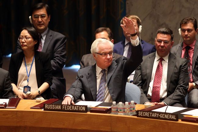 Russian Ambassador to the United Nations Vitaly Churkin (front, right) votes for a U.N. Security Council draft resolution demanding full access for investigators at the Malaysia Airlines jet crash site in eastern Ukraine during a council meeting in New York on Monday.
AFP-Yonhap