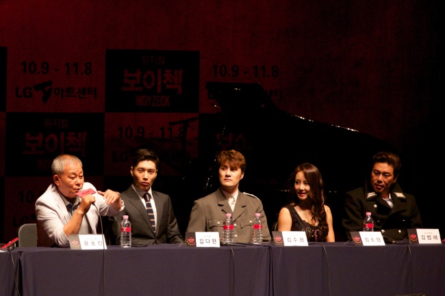 Yun Ho-jin (left), producer and director of musical “Woyzeck,” speaks alongside cast members in a press conference at LG Arts Center in Seoul on Monday.   LG Arts Center