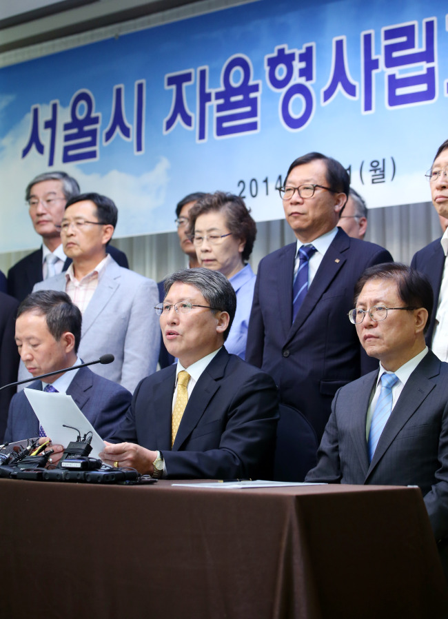 Principals of autonomous private high schools in Seoul protest the Seoul education office’s policy to gradually abolish the elitist schools at a press conference on Monday in central Seoul.   Yonhap