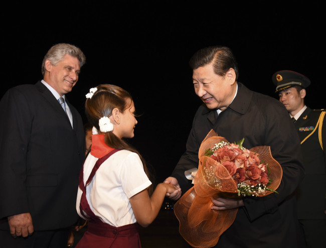 Chinese President Xi Jinping (right) arrives in Havana on Monday for a state visit to Cuba.   Xinhua-Yonhap