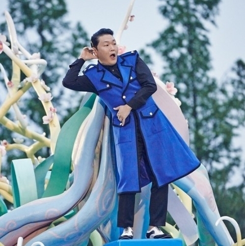 Singer Psy (Everland)