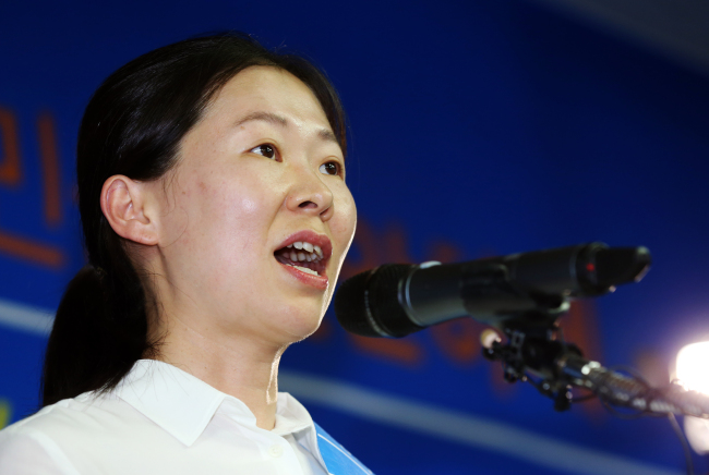 Caption: Former police officer Kwon Eun-hee gives a speech.