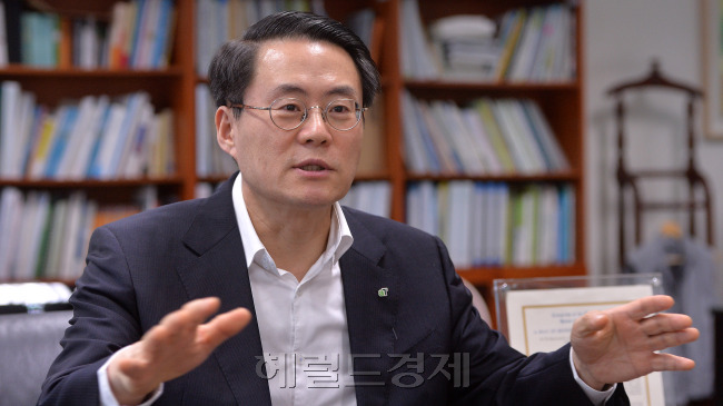 김재수 aT한국농수산식품공사 사장 인터뷰.<br />이상섭 기자. babtong@heraldcorp.com
김재수 aT한국농수산식품공사 사장 인터뷰.
이상섭 기자. babtong@heraldcorp.com
