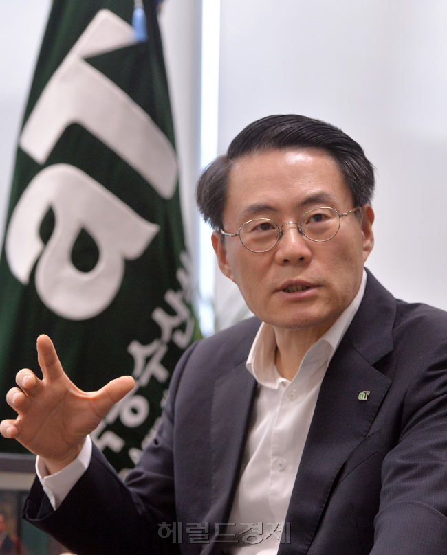 김재수 aT한국농수산식품공사 사장 인터뷰.<br />이상섭 기자. babtong@heraldcorp.com
김재수 aT한국농수산식품공사 사장 인터뷰.
이상섭 기자. babtong@heraldcorp.com