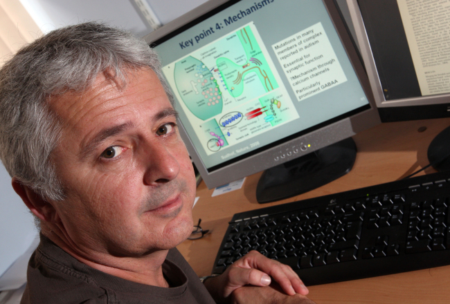 <YONHAP PHOTO-0732> FILE - This 2013 file photo provided by Cardiff University shows Dr. Michael O'Donovan, deputy director of the MRC Centre for Neuropsychiatric Genetics and Genomics at Cardiff University School of Medicine in Cardiff, Wales, United Kingdom. Scientists have pinpointed more than 100 spots in our DNA code linked to the risk of schizophrenia, lighting up some little-known pathways that make the mysterious disease tick. (AP Photo/Cardiff University School of Medicine)/2014-07-22 12:31:22/ <저작권자 ⓒ 1980-2014 ㈜연합뉴스. 무단 전재 재배포 금지.>
The study’s lead author Dr. Michael O’Donovan, deputy director of the MRC Center for Neuropsychiatric Genetics and Genomics at Cardiff University School of Medicine in Wales   AP-Yonhap
