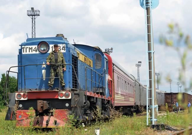 The train carrying bodies recovered from the downed Malaysia Airlines Flight MH17 arrives at the Malyshev Plant in the government-held Ukrainian city of Kharkiv from the eastern Ukrainian city of Donetsk on Tuesday.   AFP-Yonhap