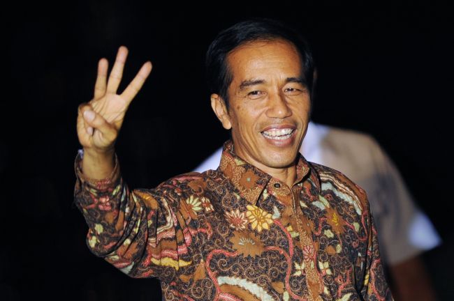 Indonesian presidential candidate Joko Widodo gestures after delivering his victory address aboard a traditional commercial boat in Jakarta’s port district of Sunda Kelapa on Tuesday as the General Elections Commission declared him the winner of the presidential elections.  (AFP-Yonhap)