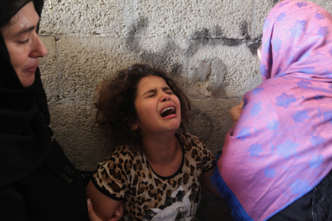 A girl cries during the funeral of her father, Palestinian Hasan Baker, who was killed in an Israeli airstrike in Gaza City, Tuesday. Xinhua-Yonhap