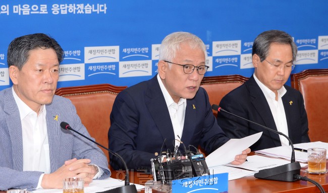 김한길 새정치민주연합 공동대표가 24일 오전 국회에서 열린 정책조정회의에서 모두발언을 하고 있다.이길동기자.gdlee@heraldcorp,com
김한길 새정치민주연합 공동대표가 24일 오전 국회에서 열린 정책조정회의에서 모두발언을 하고 있다.이길동기자.gdlee@heraldcorp,com