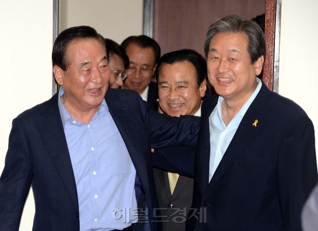 김무성 새누리당대표 (오른쪽)가 24일 오전 국회에서 열린 최고위원회의에 참석하기위해 서청원최고위원과 함께 회의장에 들어오고  있다.이길동기자.gdlee@heraldcorp.com
김무성 새누리당대표 (오른쪽)가 24일 오전 국회에서 열린 최고위원회의에 참석하기위해 서청원최고위원과 함께 회의장에 들어오고  있다.이길동기자.gdlee@heraldcorp.com