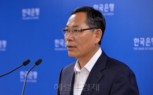 24일 오전 한국은행 본점 기자실에서 정영택 경제통계국장이 2014년 2/4분기 실질 국내총생산(속보)에 대해 기자설명회를 하고 있다.<br />이상섭 기자. babtong@heraldcorp.com