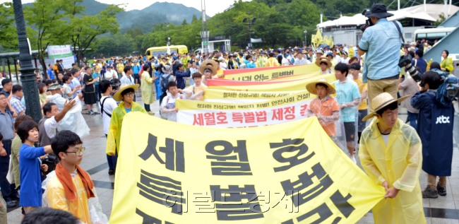세월호 참사 100일인 24일 오전 유가족과 시민들이 광명시민체육관을 출발해 '세월호 참사 100일, 특별법 제정 촉구 대행진'을 하고 있다. <br />김명섭 기자 msiron@heraldcorp.com
세월호 참사 100일인 24일 오전 유가족과 시민들이 광명시민체육관을 출발해 '세월호 참사 100일, 특별법 제정 촉구 대행진'을 하고 있다.
김명섭 기자 msiron@heraldcorp.com
세월호 참사 100일 대행진
