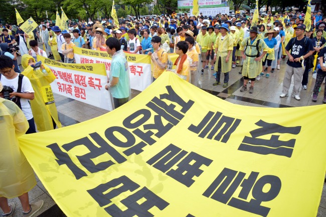 세월호 참사 100일인 24일 오전 유가족과 시민들이 광명시민체육관을 출발해 '세월호 참사 100일, 특별법 제정 촉구 대행진'을 하고 있다. <br />김명섭 기자 msiron@heraldcorp.com
The bereaved families of the victims of the April 16 ferry disaster and citizens stage a street rally to call for the prompt passage of a “special Sewol bill” to craft follow-up measures including a probe into the sinking, in Gwangmyeong, Gyeonggi Province, Thursday, the 100th day since the tragedy.   Kim Myung-sub/The Korea Herald