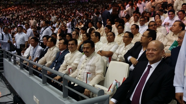 Hanwha Engineering & Construction president and CEO Lee Keun-po (seated, fifth from left) and other VIPs on Monday take part in a ceremony celebrating the completion of the Philippines Arena. Hanwha E&C