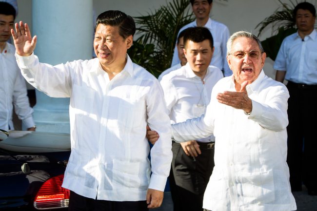 Cuban President Raul Castro (right) and his Chinese counterpart Xi Jinping are seen during a visit to Santiago de Cuba, east of Havana, Cuba, where the Chinese leader ended his official visit to the island, Wednesday.   EPA-Yonhap