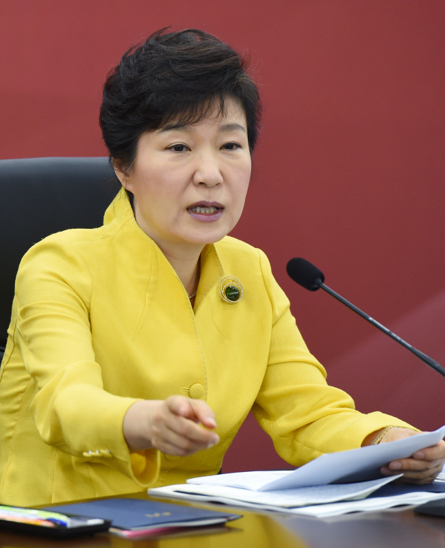박근혜 대통령이 24일 정부 세종청사에서 새 경제팀의 경제 정책방향 논의를 위한 확대경제관계장관회의를 주재하고 있다.<br />/청와대사진기자단 2014.7.24<br />한경 강은구